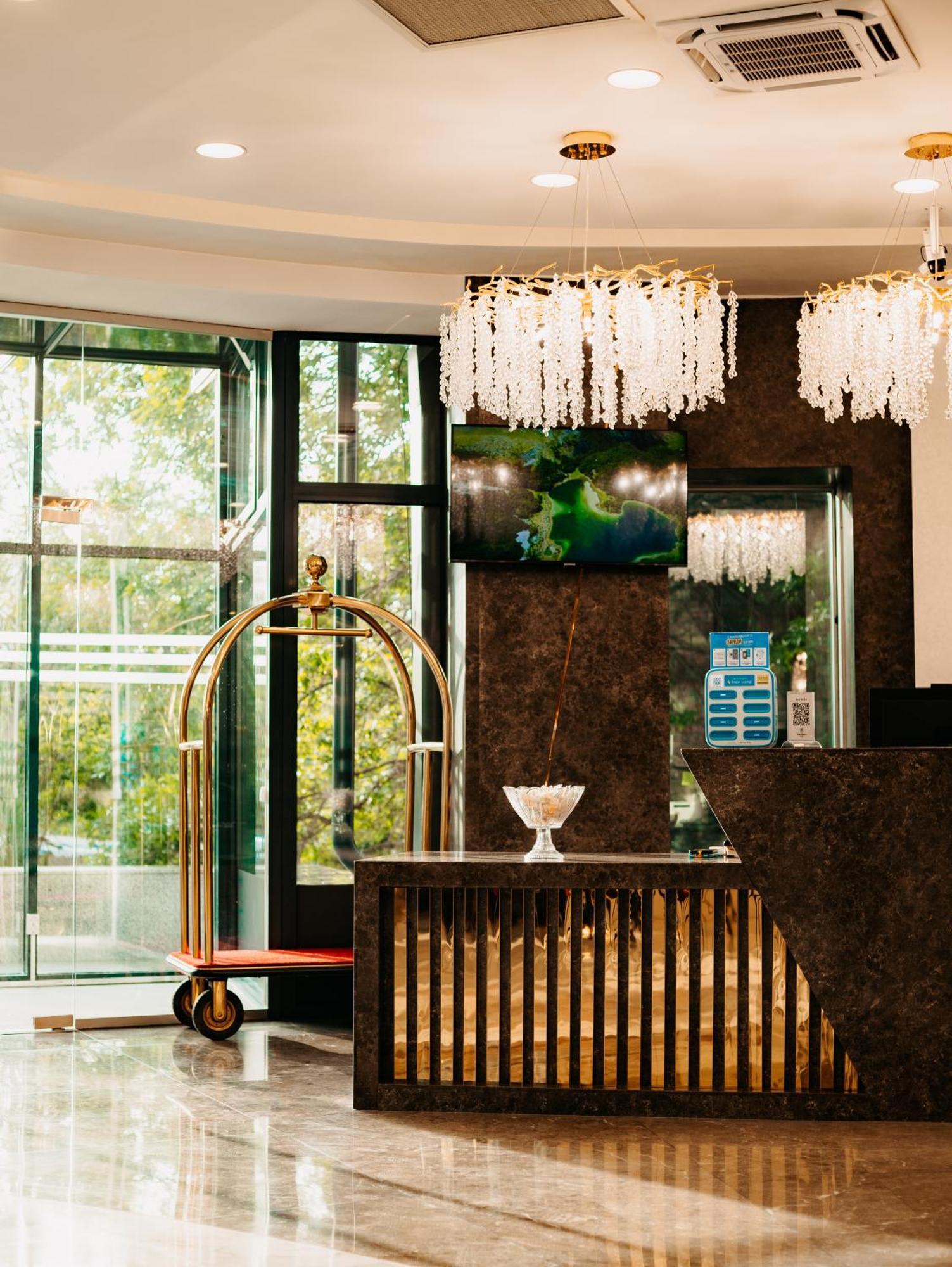 Grand Mildom Hotel الماتي المظهر الخارجي الصورة