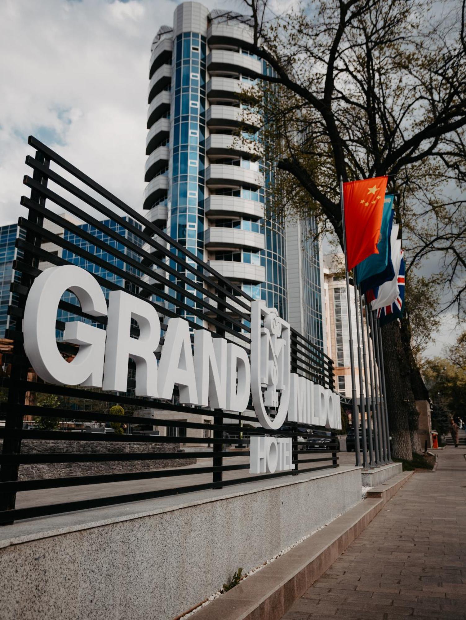 Grand Mildom Hotel الماتي المظهر الخارجي الصورة